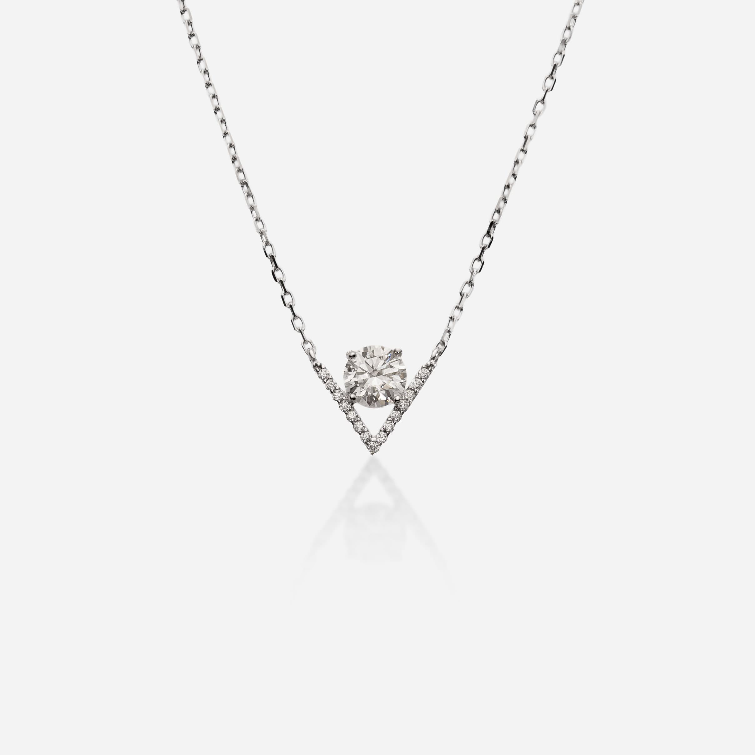 Victoire Solitaire V Necklace