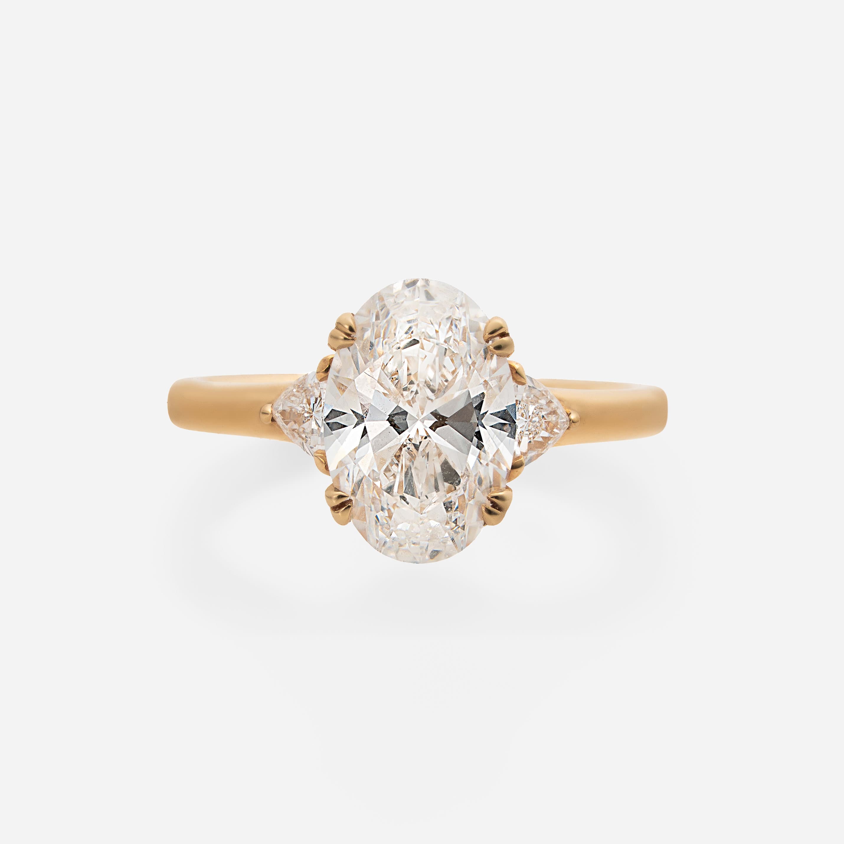 Ovale Trillion Three-Stone Ring